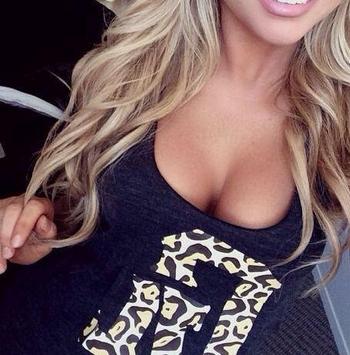 , 25 Latino/Hispanic female escort, Los Angeles